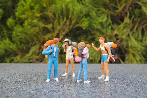 Genç turistler vahşi doğayı keşfediyorlar.