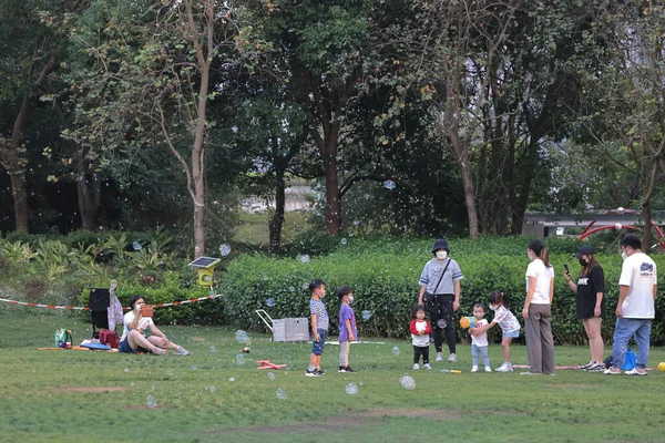 Bellen Blazen Een Park Met Ouders Zeepbellen Spelen Het Park — Stockfoto