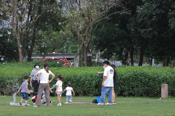 Bellen Blazen Een Park Met Ouders Zeepbellen Spelen Het Park — Stockfoto