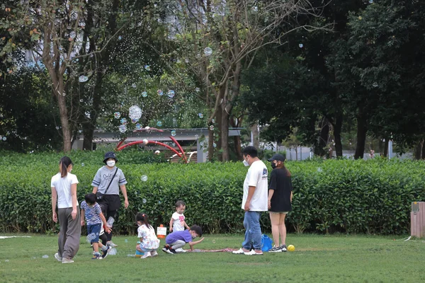 Parkta ailelerle baloncuk çıkarmak, parkta sabun köpüğü oynamak..