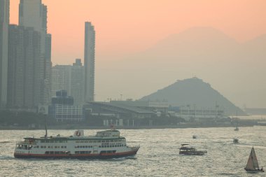 24 Kasım 2019 Hong Kong feribotu, Victoria Limanı 'ndan Hong Kon ile geçiyor.