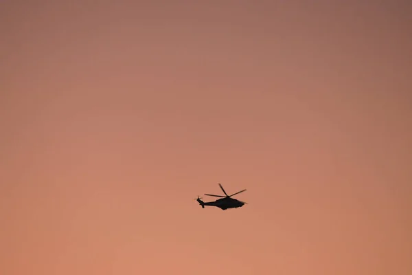 Nov 2019 Foto Helicóptero Atardecer Silueta Helicóptero Sol — Foto de Stock