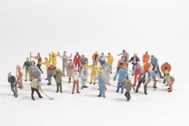 Mini çalışma grubu beyaz arka planda izole edildi