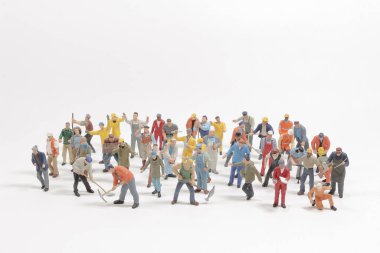 Mini çalışma grubu beyaz arka planda izole edildi