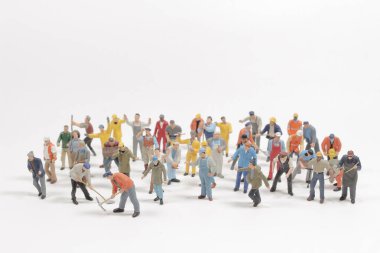 Mini çalışma grubu beyaz arka planda izole edildi