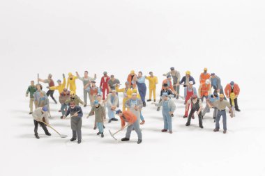 Mini çalışma grubu beyaz arka planda izole edildi