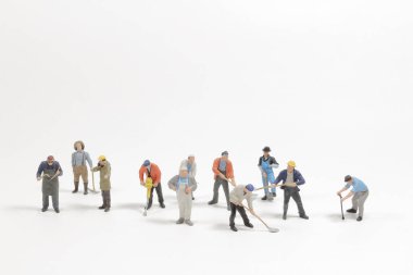 Mini çalışma grubu beyaz arka planda izole edildi