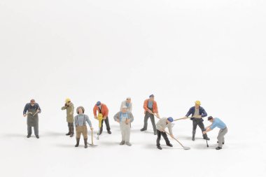 Mini çalışma grubu beyaz arka planda izole edildi