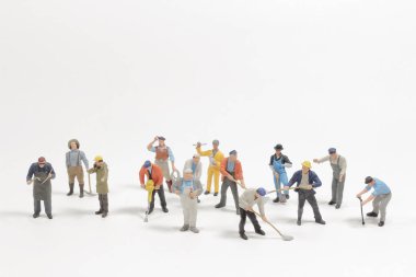 Mini çalışma grubu beyaz arka planda izole edildi