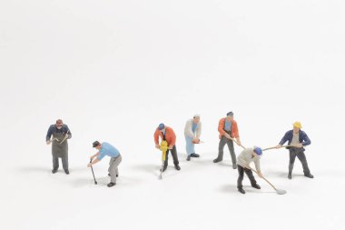 Mini çalışma grubu beyaz arka planda izole edildi