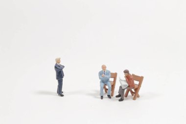 Yönetim kurulundaki mini iş figürü.