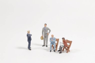 Yönetim kurulundaki mini iş figürü.