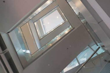 Işıkların altında modern bir merdiven manzarası.