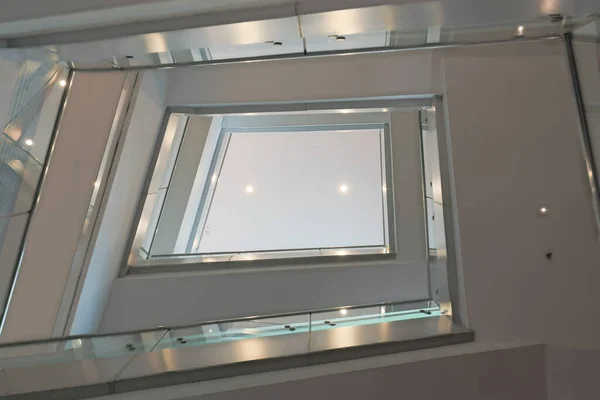 Een Hoge Hoek Uitzicht Een Moderne Trap Onder Lichten — Stockfoto