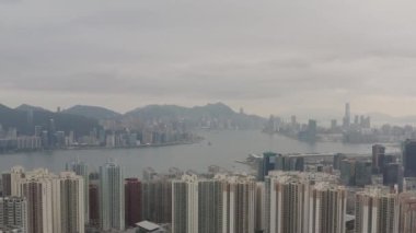 2 Mayıs 2022 Doğu Kowloon, Hong Kong 'dan Victoria Limanı' nın görüş açısı