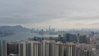 2 Mayıs 2022 Doğu Kowloon, Hong Kong 'dan Victoria Limanı' nın görüş açısı