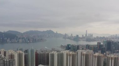 2 Mayıs 2022 Doğu Kowloon, Hong Kong 'dan Victoria Limanı' nın görüş açısı