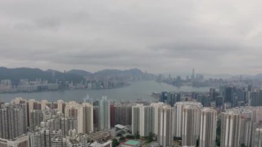 2 Mayıs 2022 Doğu Kowloon, Hong Kong 'dan Victoria Limanı' nın görüş açısı