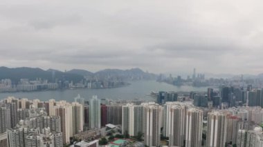 2 Mayıs 2022 Doğu Kowloon, Hong Kong 'dan Victoria Limanı' nın görüş açısı