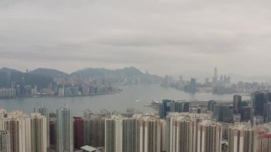 2 Mayıs 2022 Doğu Kowloon, Hong Kong 'dan Victoria Limanı' nın görüş açısı