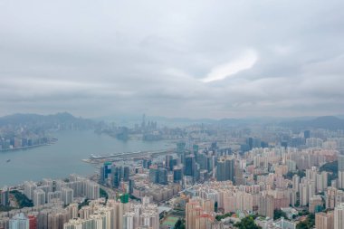 2 Mayıs 2022 Doğu Kowloon, Hong Kong 'dan Victoria Limanı' nın görüş açısı