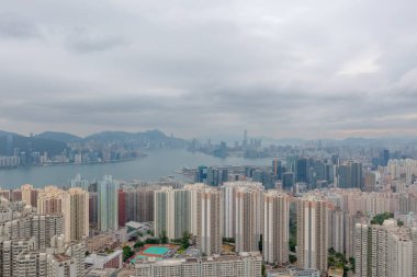 2 Mayıs 2022 Doğu Kowloon, Hong Kong 'dan Victoria Limanı' nın görüş açısı