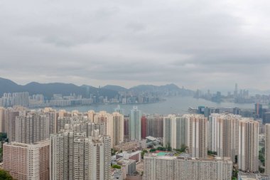 2 Mayıs 2022 Doğu Kowloon, Hong Kong 'dan Victoria Limanı' nın görüş açısı