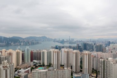 2 Mayıs 2022 Doğu Kowloon, Hong Kong 'dan Victoria Limanı' nın görüş açısı