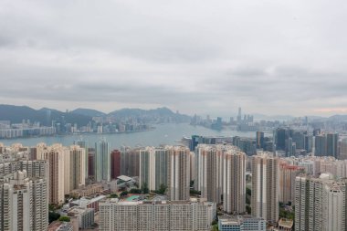 2 Mayıs 2022 Doğu Kowloon, Hong Kong 'dan Victoria Limanı' nın görüş açısı