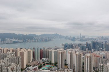 2 Mayıs 2022 Doğu Kowloon, Hong Kong 'dan Victoria Limanı' nın görüş açısı