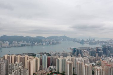 2 Mayıs 2022 Doğu Kowloon, Hong Kong 'dan Victoria Limanı' nın görüş açısı