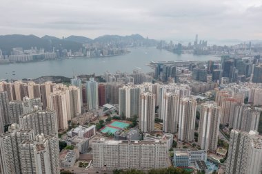 2 Mayıs 2022 Doğu Kowloon, Hong Kong 'dan Victoria Limanı' nın görüş açısı