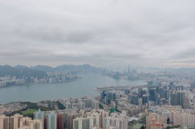 2 Mayıs 2022 Doğu Kowloon, Hong Kong 'dan Victoria Limanı' nın görüş açısı