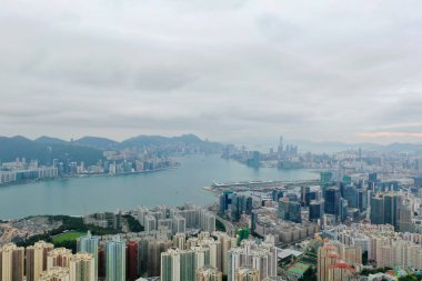 2 Mayıs 2022 Doğu Kowloon, Hong Kong 'dan Victoria Limanı' nın görüş açısı