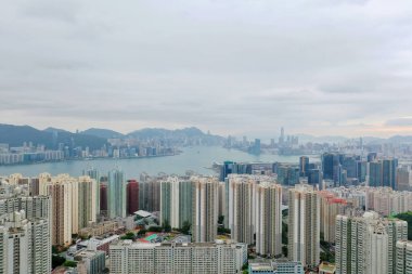 2 Mayıs 2022 Doğu Kowloon, Hong Kong 'dan Victoria Limanı' nın görüş açısı