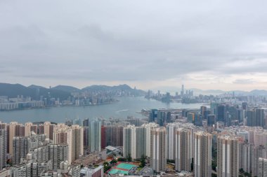 2 Mayıs 2022 Doğu Kowloon, Hong Kong 'dan Victoria Limanı' nın görüş açısı