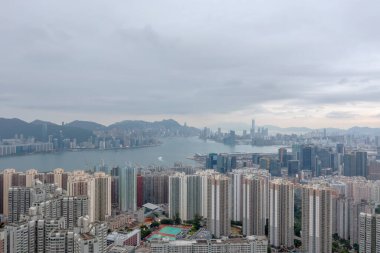 2 Mayıs 2022 Doğu Kowloon, Hong Kong 'dan Victoria Limanı' nın görüş açısı