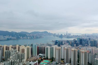 2 Mayıs 2022 Doğu Kowloon, Hong Kong 'dan Victoria Limanı' nın görüş açısı