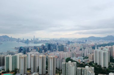 2 Mayıs 2022 Doğu Kowloon, Hong Kong 'dan Victoria Limanı' nın görüş açısı