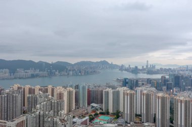 2 Mayıs 2022 Doğu Kowloon, Hong Kong 'dan Victoria Limanı' nın görüş açısı