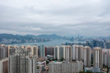 2 Mayıs 2022 Doğu Kowloon, Hong Kong 'dan Victoria Limanı' nın görüş açısı
