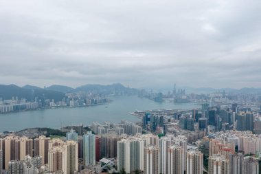 2 Mayıs 2022 Doğu Kowloon, Hong Kong 'dan Victoria Limanı' nın görüş açısı
