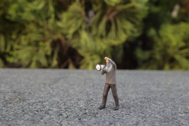 Antifa protestocusu yüz maskesi fırlatma, isyan konsepti.