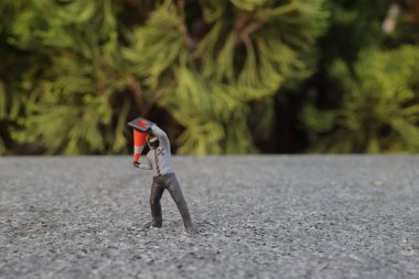 Antifa protestocusu yüz maskesi fırlatma, isyan konsepti.