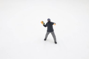 Antifa protestocusu yüz maskesi fırlatma, isyan konsepti.