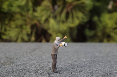 Antifa protestocusu yüz maskesi fırlatma, isyan konsepti.