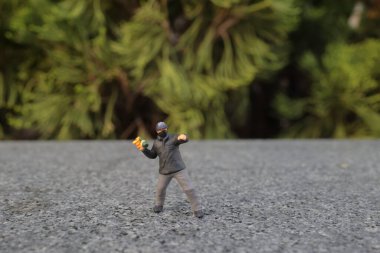 Antifa protestocusu yüz maskesi fırlatma, isyan konsepti.