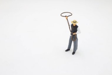 Elinde kementle dört nala koşan küçük inek çocuk.