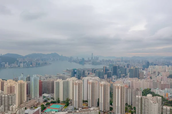 2 Mayıs 2022 Doğu Kowloon, Hong Kong 'dan Victoria Limanı' nın görüş açısı