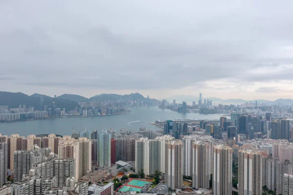 2 Mayıs 2022 Doğu Kowloon, Hong Kong 'dan Victoria Limanı' nın görüş açısı